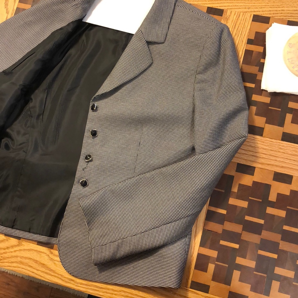 Suit - Picture 5 of 6